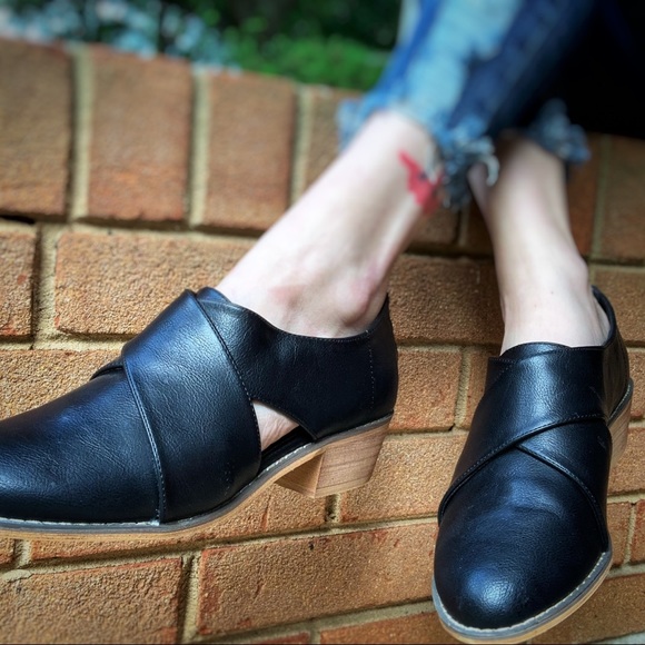 ⥈S O L D⥈ NEW CUTE Criss Cross Flats - Picture 7 of 7